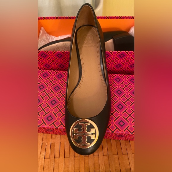 Tory Burch Ballet shoes; black Napa leather; box included - Picture 3 of 11